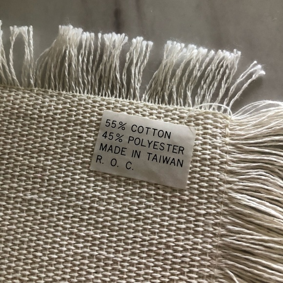 SET OF 4 BEAUTIFUL CREAM COLORED PLACEMATS WITH FRINGE NWOT - Picture 6 of 6